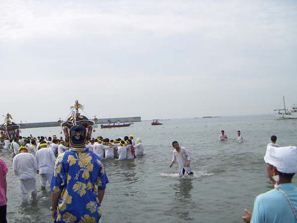 お神輿海中へ