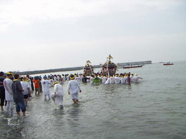 お神輿の海中練り歩き
