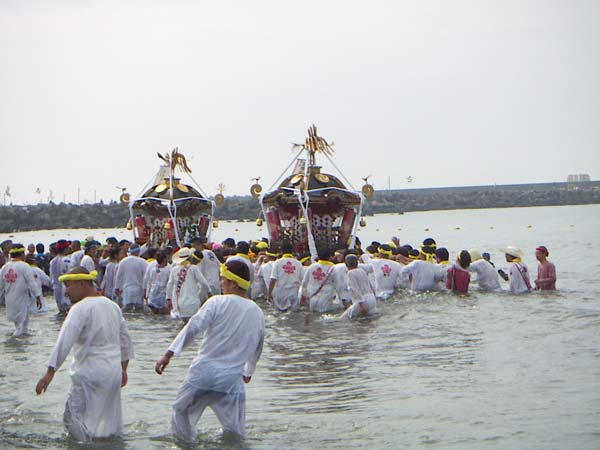 海中2基のお神輿風景
