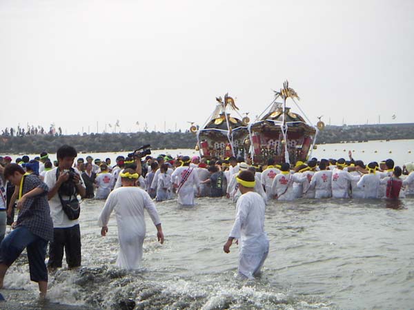 海中のお神輿風景