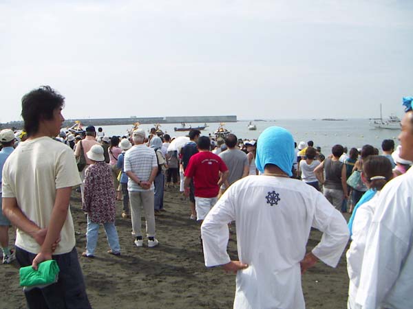 浜辺で見守る人風景
