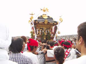 お神輿の勇壮な姿