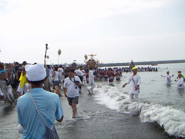 お神輿海中へ