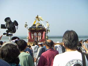 お神輿海中へ