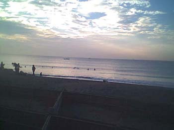 朝日がさしだす海浜