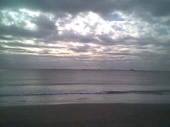 凪で無風で曇りの海