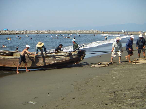 投網船を引き揚げる