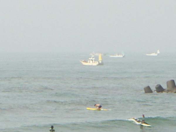 漁船とサーファ